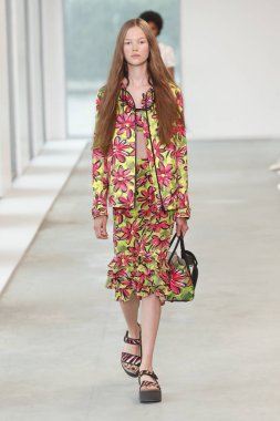 New York, Ny - 12 Eylül: Bir model yürür pist giyen Michael Kors bahar 2019 tarihinde 12 Eylül 2018 New York City.