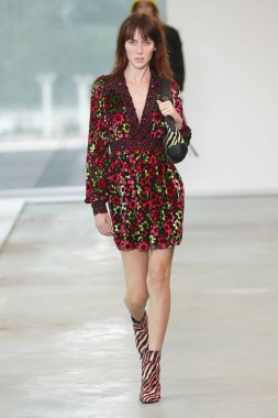 New York, Ny - 12 Eylül: Bir model yürür pist giyen Michael Kors bahar 2019 tarihinde 12 Eylül 2018 New York City.