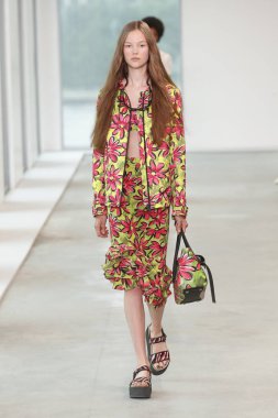 New York, Ny - 12 Eylül: Bir model yürür pist giyen Michael Kors bahar 2019 tarihinde 12 Eylül 2018 New York City.