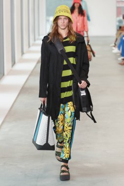 New York, Ny - 12 Eylül: Bir model yürür pist giyen Michael Kors bahar 2019 tarihinde 12 Eylül 2018 New York City.