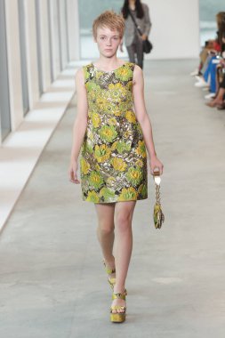 New York, Ny - 12 Eylül: Bir model yürür pist giyen Michael Kors bahar 2019 tarihinde 12 Eylül 2018 New York City.