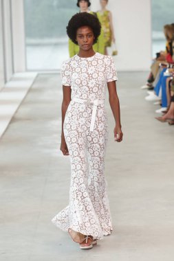 New York, Ny - 12 Eylül: Bir model yürür pist giyen Michael Kors bahar 2019 tarihinde 12 Eylül 2018 New York City.