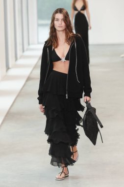 New York, Ny - 12 Eylül: Bir model yürür pist giyen Michael Kors bahar 2019 tarihinde 12 Eylül 2018 New York City.