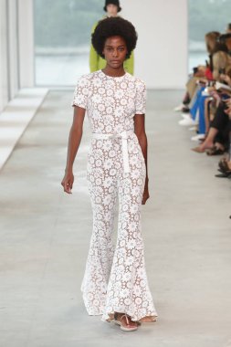 New York, Ny - 12 Eylül: Bir model yürür pist giyen Michael Kors bahar 2019 tarihinde 12 Eylül 2018 New York City.