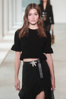 New York, Ny - 12 Eylül: Bir model yürür pist giyen Michael Kors bahar 2019 tarihinde 12 Eylül 2018 New York City.