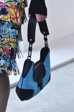New York, Ny - 12 Eylül: Bir model yürür pist giyen Michael Kors bahar 2019 tarihinde 12 Eylül 2018 New York City.