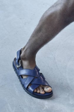 New York, Ny - 12 Eylül: Bir model yürür pist giyen Michael Kors bahar 2019 tarihinde 12 Eylül 2018 New York City.