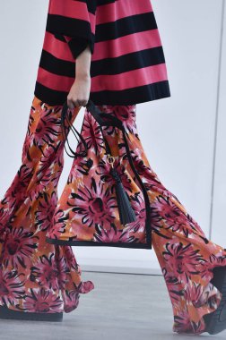 New York, Ny - 12 Eylül: Bir model yürür pist giyen Michael Kors bahar 2019 tarihinde 12 Eylül 2018 New York City.