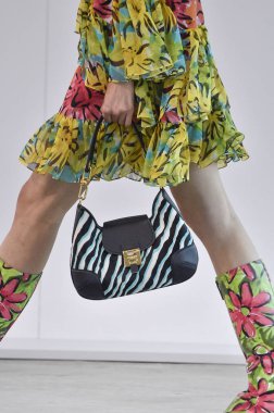 New York, Ny - 12 Eylül: Bir model yürür pist giyen Michael Kors bahar 2019 tarihinde 12 Eylül 2018 New York City.