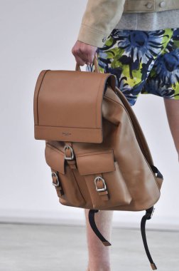 New York, Ny - 12 Eylül: Bir model yürür pist giyen Michael Kors bahar 2019 tarihinde 12 Eylül 2018 New York City.