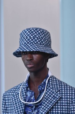 New York, Ny - 12 Eylül: Bir model yürür pist giyen Michael Kors bahar 2019 tarihinde 12 Eylül 2018 New York City.