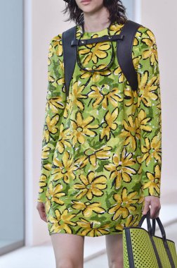 New York, Ny - 12 Eylül: Bir model yürür pist giyen Michael Kors bahar 2019 tarihinde 12 Eylül 2018 New York City.