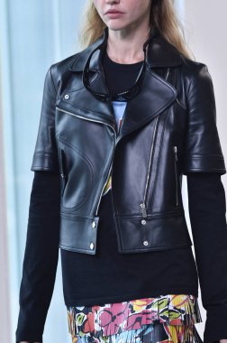 New York, Ny - 12 Eylül: Bir model yürür pist giyen Michael Kors bahar 2019 tarihinde 12 Eylül 2018 New York City.