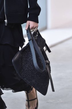 New York, Ny - 12 Eylül: Bir model yürür pist giyen Michael Kors bahar 2019 tarihinde 12 Eylül 2018 New York City.