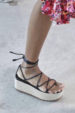 New York, Ny - 12 Eylül: Bir model yürür pist giyen Michael Kors bahar 2019 tarihinde 12 Eylül 2018 New York City.