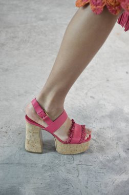 New York, Ny - 12 Eylül: Bir model yürür pist giyen Michael Kors bahar 2019 tarihinde 12 Eylül 2018 New York City.