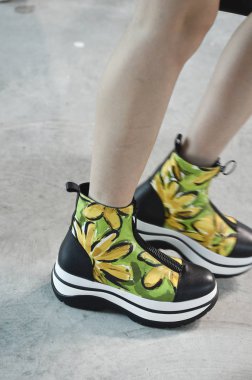 New York, Ny - 12 Eylül: Bir model yürür pist giyen Michael Kors bahar 2019 tarihinde 12 Eylül 2018 New York City.