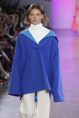 New York, Ny - Eylül 07: Manken pist Milly için Michelle Smith tarafından New York moda haftası sırasında yürür: gösterir New York'ta 7 Eylül 2018 bahar stüdyolarında Galerisi II.