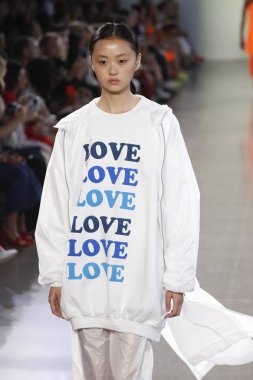 New York, Ny - Eylül 07: Manken pist Milly için Michelle Smith tarafından New York moda haftası sırasında yürür: gösterir New York'ta 7 Eylül 2018 bahar stüdyolarında Galerisi II.