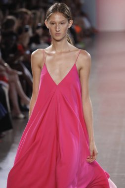 New York, Ny - Eylül 07: Manken pist Milly için Michelle Smith tarafından New York moda haftası sırasında yürür: gösterir New York'ta 7 Eylül 2018 bahar stüdyolarında Galerisi II.