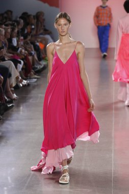 New York, Ny - Eylül 07: Manken pist Milly için Michelle Smith tarafından New York moda haftası sırasında yürür: gösterir New York'ta 7 Eylül 2018 bahar stüdyolarında Galerisi II.