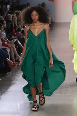 New York, Ny - Eylül 07: Manken pist Milly için Michelle Smith tarafından New York moda haftası sırasında yürür: gösterir New York'ta 7 Eylül 2018 bahar stüdyolarında Galerisi II.