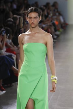 New York, Ny - Eylül 07: Manken pist Milly için Michelle Smith tarafından New York moda haftası sırasında yürür: gösterir New York'ta 7 Eylül 2018 bahar stüdyolarında Galerisi II.