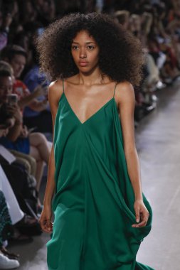 New York, Ny - Eylül 07: Manken pist Milly için Michelle Smith tarafından New York moda haftası sırasında yürür: gösterir New York'ta 7 Eylül 2018 bahar stüdyolarında Galerisi II.