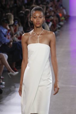 New York, Ny - Eylül 07: Manken pist Milly için Michelle Smith tarafından New York moda haftası sırasında yürür: gösterir New York'ta 7 Eylül 2018 bahar stüdyolarında Galerisi II.