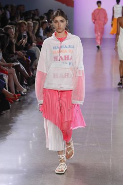 New York, Ny - Eylül 07: Manken pist Milly için Michelle Smith tarafından New York moda haftası sırasında yürür: gösterir New York'ta 7 Eylül 2018 bahar stüdyolarında Galerisi II.