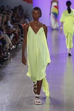 New York, Ny - Eylül 07: Manken pist Milly için Michelle Smith tarafından New York moda haftası sırasında yürür: gösterir New York'ta 7 Eylül 2018 bahar stüdyolarında Galerisi II.