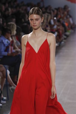 New York, Ny - Eylül 07: Manken pist Milly için Michelle Smith tarafından New York moda haftası sırasında yürür: gösterir New York'ta 7 Eylül 2018 bahar stüdyolarında Galerisi II.