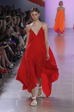 New York, Ny - Eylül 07: Manken pist Milly için Michelle Smith tarafından New York moda haftası sırasında yürür: gösterir New York'ta 7 Eylül 2018 bahar stüdyolarında Galerisi II.