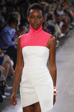 New York, Ny - Eylül 07: Manken pist Milly için Michelle Smith tarafından New York moda haftası sırasında yürür: gösterir New York'ta 7 Eylül 2018 bahar stüdyolarında Galerisi II.