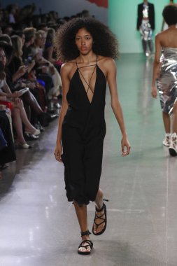 New York, Ny - Eylül 07: Manken pist Milly için Michelle Smith tarafından New York moda haftası sırasında yürür: gösterir New York'ta 7 Eylül 2018 bahar stüdyolarında Galerisi II.