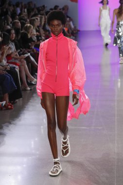 New York, Ny - Eylül 07: Manken pist Milly için Michelle Smith tarafından New York moda haftası sırasında yürür: gösterir New York'ta 7 Eylül 2018 bahar stüdyolarında Galerisi II.