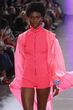 New York, Ny - Eylül 07: Manken pist Milly için Michelle Smith tarafından New York moda haftası sırasında yürür: gösterir New York'ta 7 Eylül 2018 bahar stüdyolarında Galerisi II.