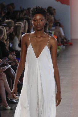 New York, Ny - Eylül 07: Manken pist Milly için Michelle Smith tarafından New York moda haftası sırasında yürür: gösterir New York'ta 7 Eylül 2018 bahar stüdyolarında Galerisi II.