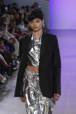 New York, Ny - Eylül 07: Manken pist Milly için Michelle Smith tarafından New York moda haftası sırasında yürür: gösterir New York'ta 7 Eylül 2018 bahar stüdyolarında Galerisi II.