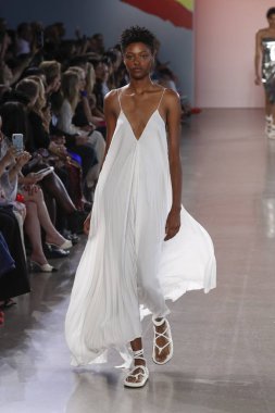 New York, Ny - Eylül 07: Manken pist Milly için Michelle Smith tarafından New York moda haftası sırasında yürür: gösterir New York'ta 7 Eylül 2018 bahar stüdyolarında Galerisi II.