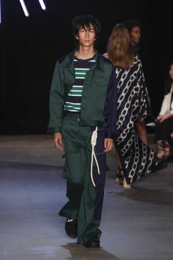 New York, Ny - Eylül 08: pist Monse moda New York moda haftası sırasında göstermek bir modeli yürüyüşler: gösterir üzerinde 8 Eylül 2017 New York City.