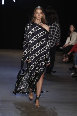 New York, Ny - Eylül 08: pist Monse moda New York moda haftası sırasında göstermek bir modeli yürüyüşler: gösterir üzerinde 8 Eylül 2017 New York City.