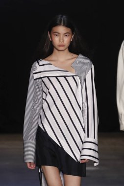 New York, Ny - Eylül 08: pist Monse moda New York moda haftası sırasında göstermek bir modeli yürüyüşler: gösterir üzerinde 8 Eylül 2017 New York City.