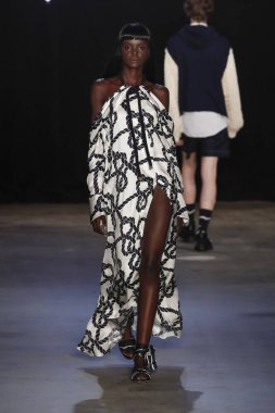 New York, Ny - Eylül 08: pist Monse moda New York moda haftası sırasında göstermek bir modeli yürüyüşler: gösterir üzerinde 8 Eylül 2017 New York City.