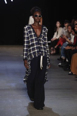 New York, Ny - Eylül 08: pist Monse moda New York moda haftası sırasında göstermek bir modeli yürüyüşler: gösterir üzerinde 8 Eylül 2017 New York City.