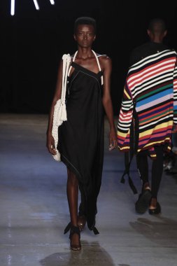 New York, Ny - Eylül 08: pist Monse moda New York moda haftası sırasında göstermek bir modeli yürüyüşler: gösterir üzerinde 8 Eylül 2017 New York City.