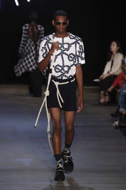 New York, Ny - Eylül 08: pist Monse moda New York moda haftası sırasında göstermek bir modeli yürüyüşler: gösterir üzerinde 8 Eylül 2017 New York City.