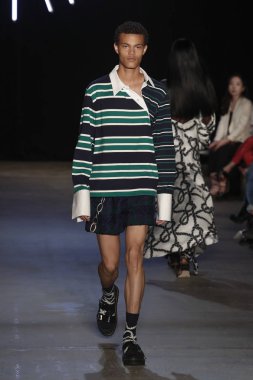 New York, Ny - Eylül 08: pist Monse moda New York moda haftası sırasında göstermek bir modeli yürüyüşler: gösterir üzerinde 8 Eylül 2017 New York City.