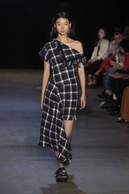 New York, Ny - Eylül 08: pist Monse moda New York moda haftası sırasında göstermek bir modeli yürüyüşler: gösterir üzerinde 8 Eylül 2017 New York City.