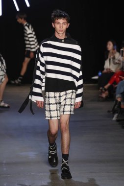 New York, Ny - Eylül 08: pist Monse moda New York moda haftası sırasında göstermek bir modeli yürüyüşler: gösterir üzerinde 8 Eylül 2017 New York City.